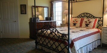 Quarto solteiro, 1 cama Queen | Escrivaninha, berços grátis, camas extras/dobráveis (sobretaxa)