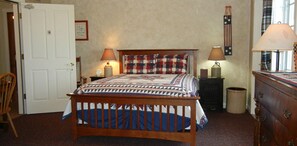 Room, 1 Queen Bed, Accessible | Desk, free cots/infant beds, rollaway beds, bed sheets