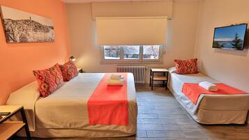 Ropa de cama de alta calidad y caja de seguridad en la habitación