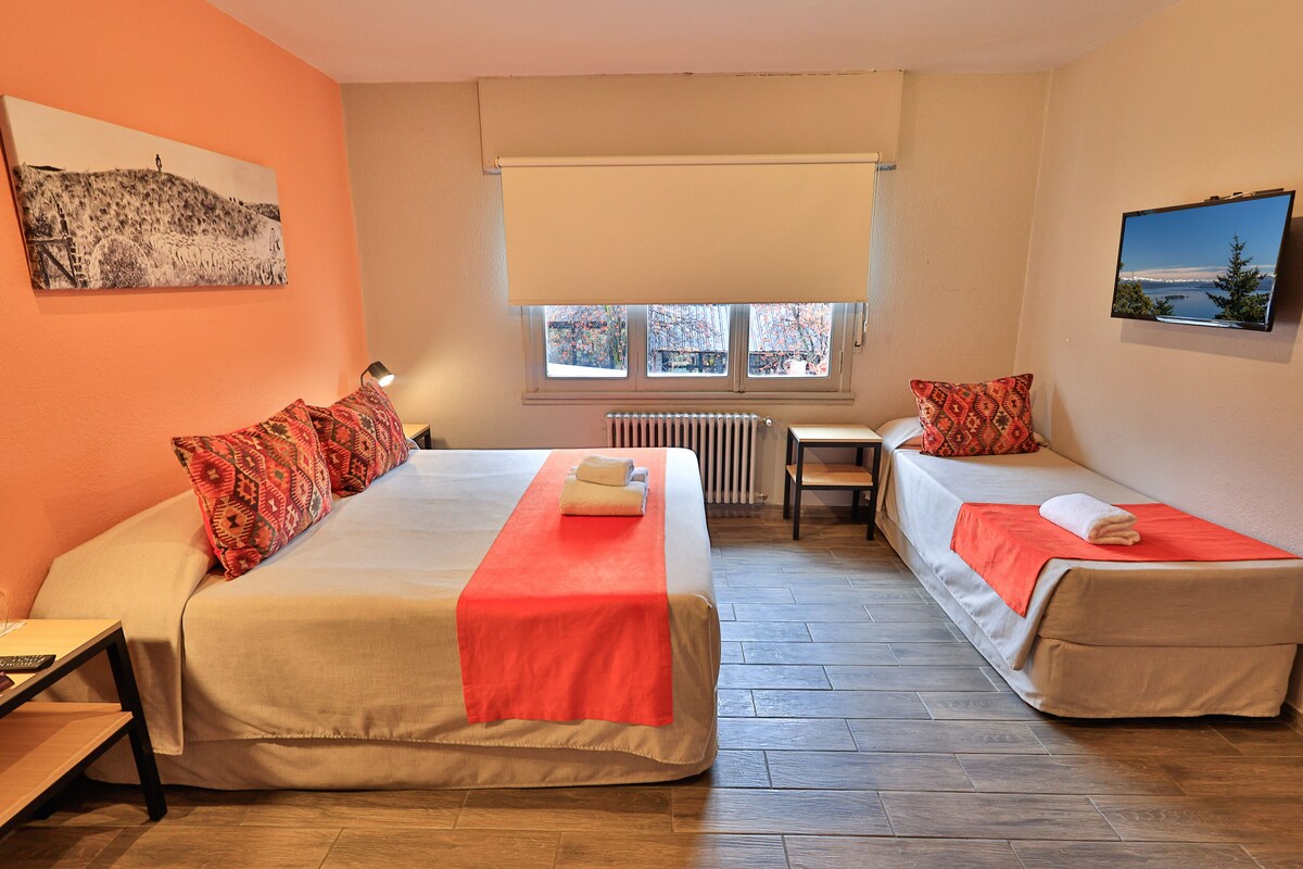 Habitación triple | Ropa de cama de alta calidad y edredones de plumas