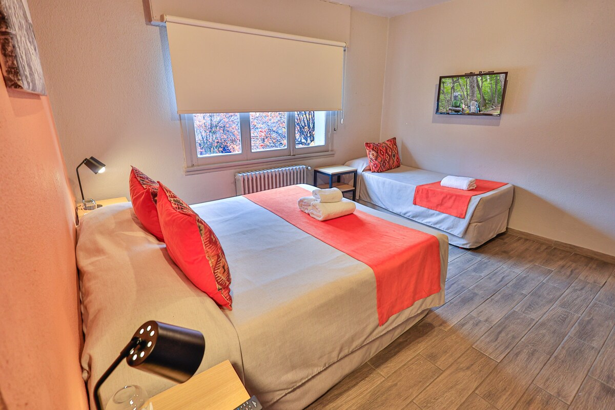 Habitación triple | Ropa de cama de alta calidad y edredones de plumas