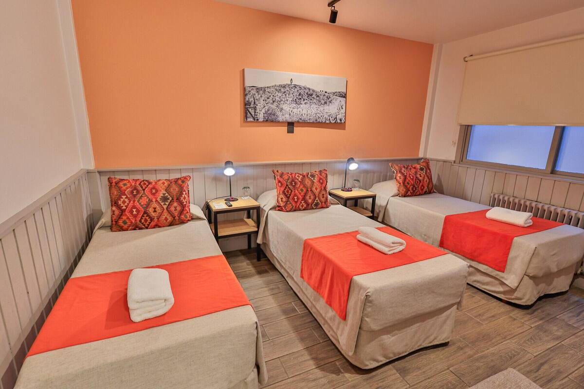 Ylelliset vuodevaatteet, tallelokero huoneessa