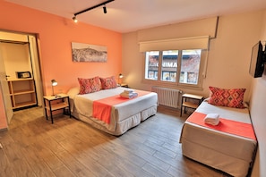 Triple Room | Premium bedding, in-room safe, individually decorated - Hotel Bariloche By Tierra Gaucha (San Carlos de Bariloche)