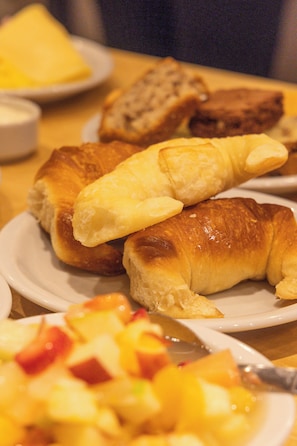 Daily buffet breakfast for a fee - Hotel Bariloche By Tierra Gaucha (San Carlos de Bariloche)