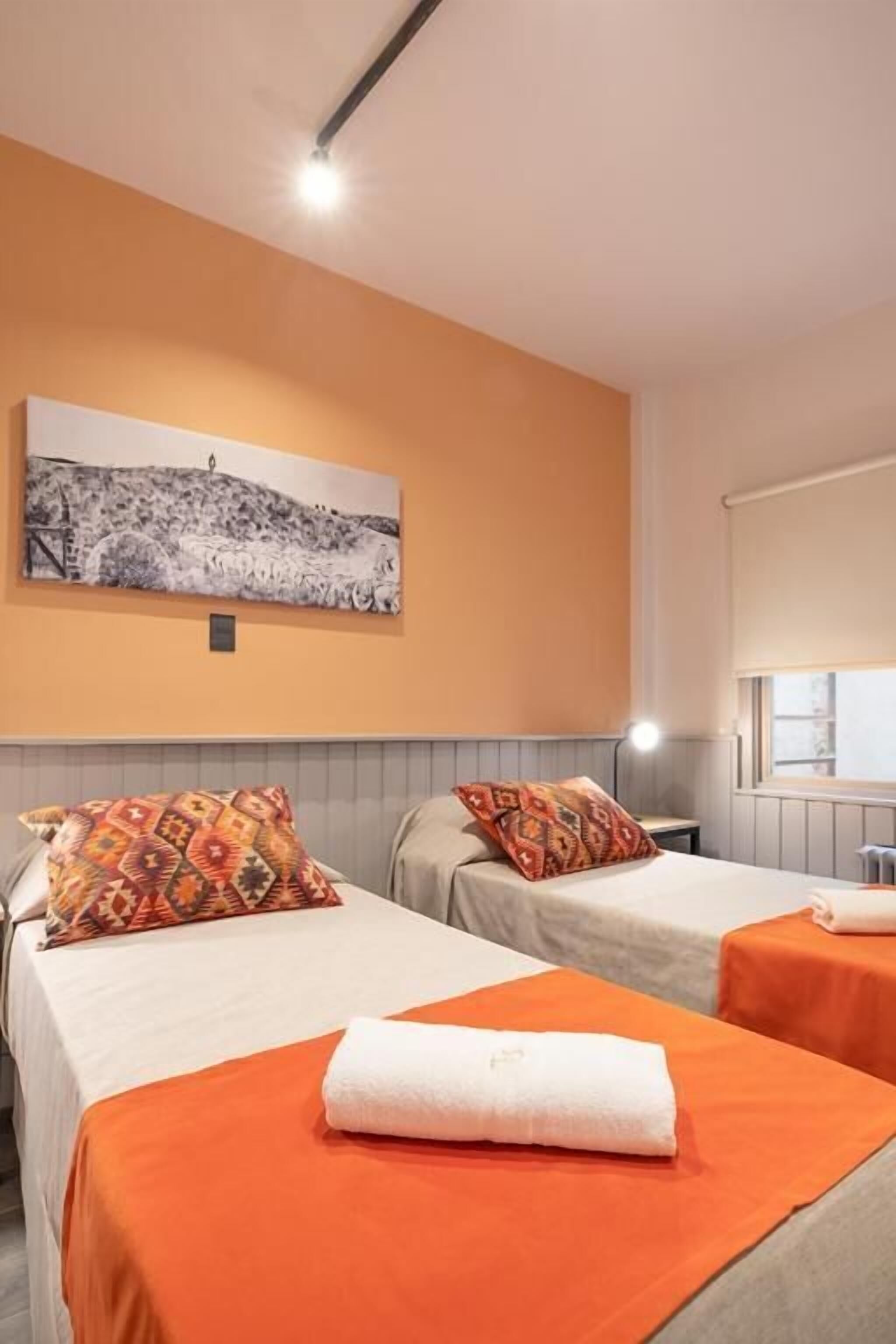 Ropa de cama de alta calidad y caja de seguridad en la habitación 
