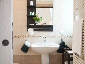 Double Room (Uccellini) | Bathroom | Shower, free toiletries, hair dryer, bidet - B&B Lamie di Olimpia (Locorotondo)