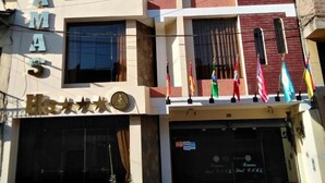 Un edificio de varios pisos con un letrero que dice "RETA MAS".