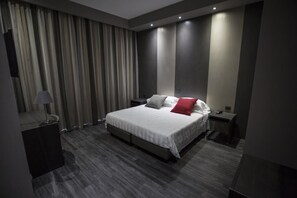 Premium bedding, minibar, in-room safe, desk - Hotel V99 (Rome)