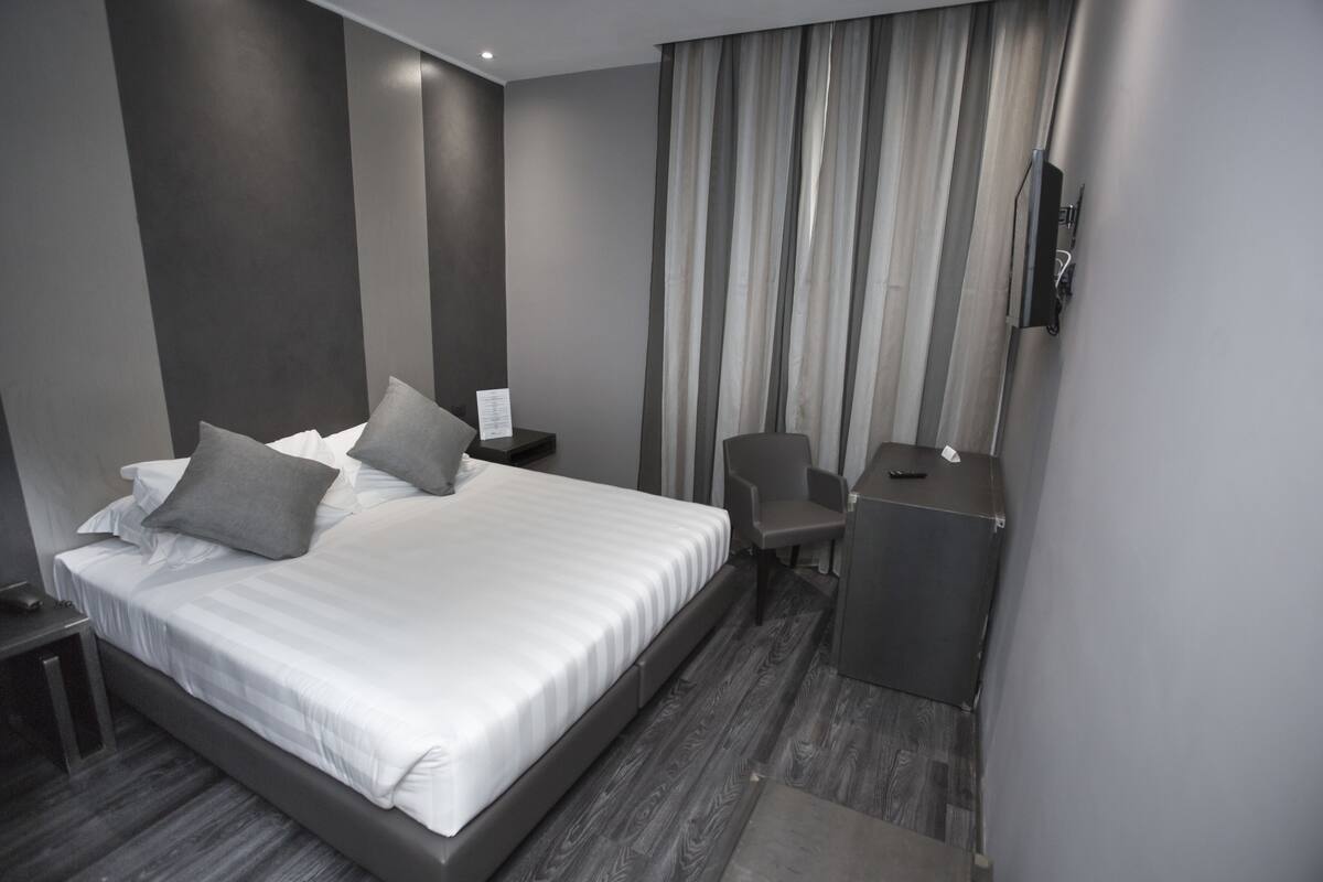 Ropa de cama de alta calidad, minibar, caja fuerte y escritorio