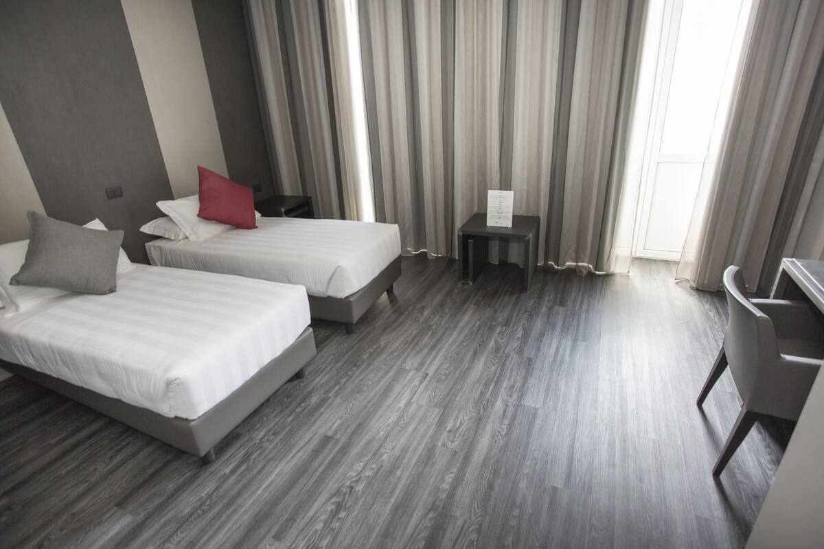 Ropa de cama de alta calidad, minibar, caja fuerte y escritorio