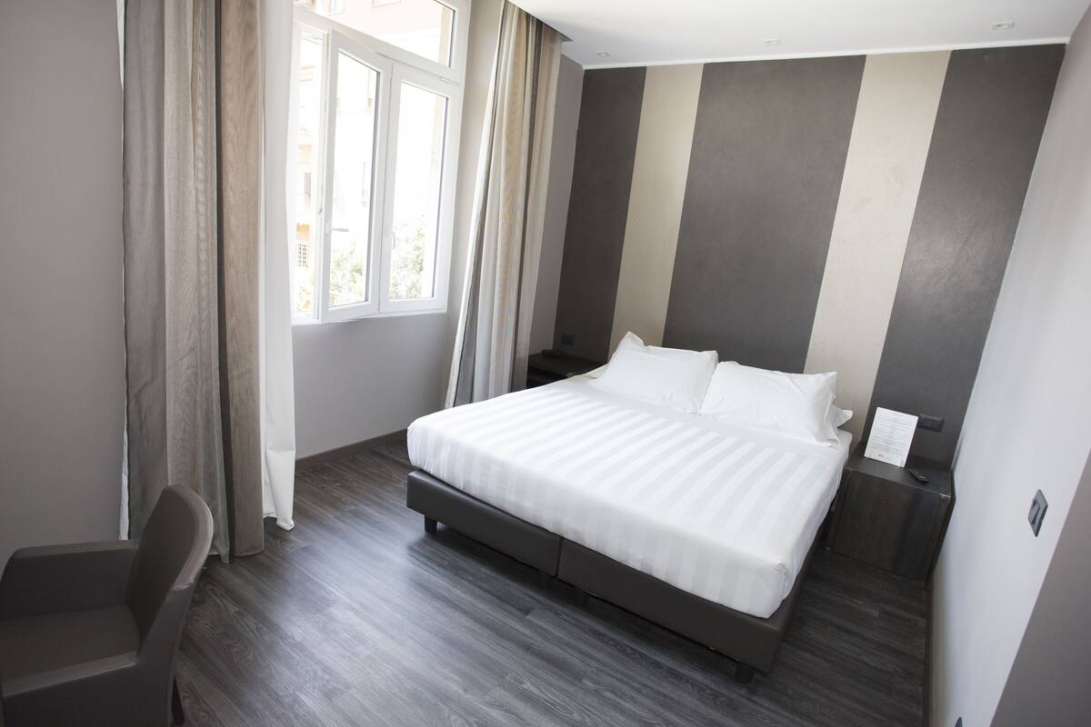 Ropa de cama de alta calidad, minibar, caja fuerte y escritorio