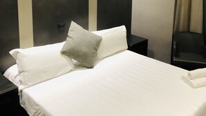 Premium bedding, minibar, in-room safe, desk - Hotel V99 (Rome)