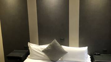 Hochwertige Bettwaren, Minibar, Zimmersafe, Schreibtisch