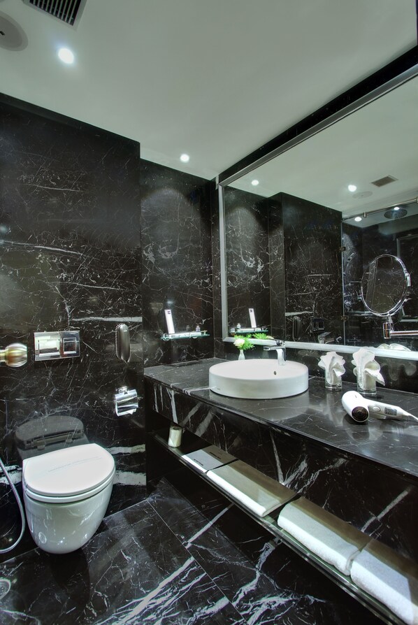 Dusche, kostenlose Toilettenartikel, Haartrockner, Hausschuhe