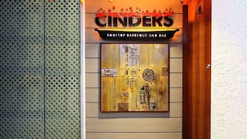 朝食、ランチ、ディナーに営業 (多国籍料理)
