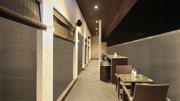 2 か所のバー / ラウンジ、パブ、屋上バー