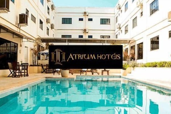 Piscina externa, espreguiçadeiras