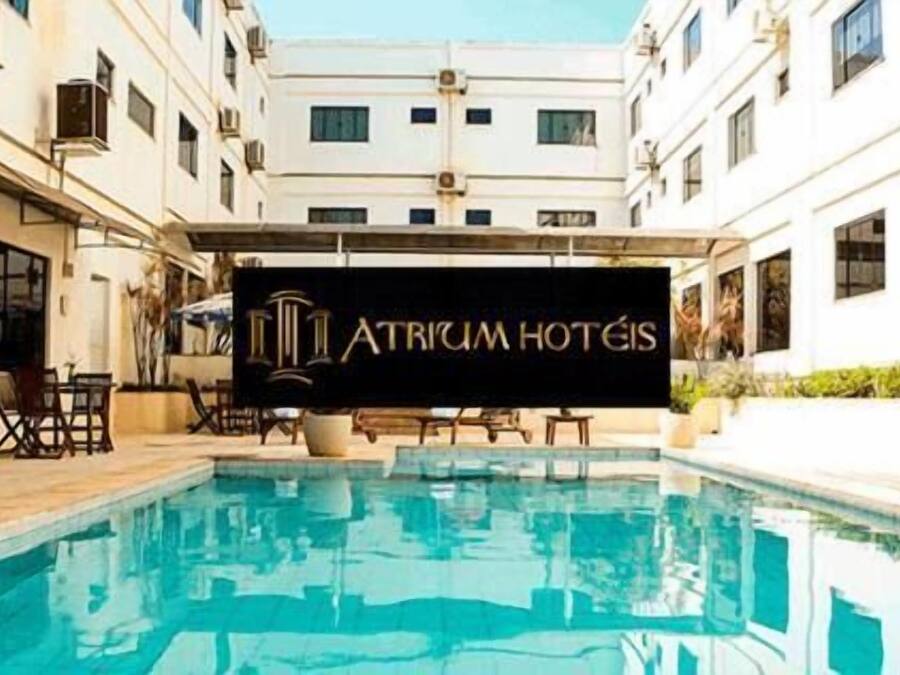 Piscina externa, espreguiçadeiras