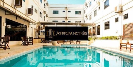 Piscina externa, espreguiƧadeiras