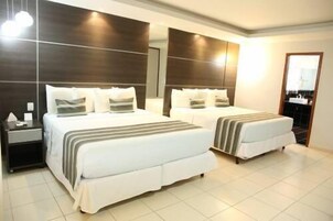 Minibar, caja de seguridad en la habitación y decoración personalizada 