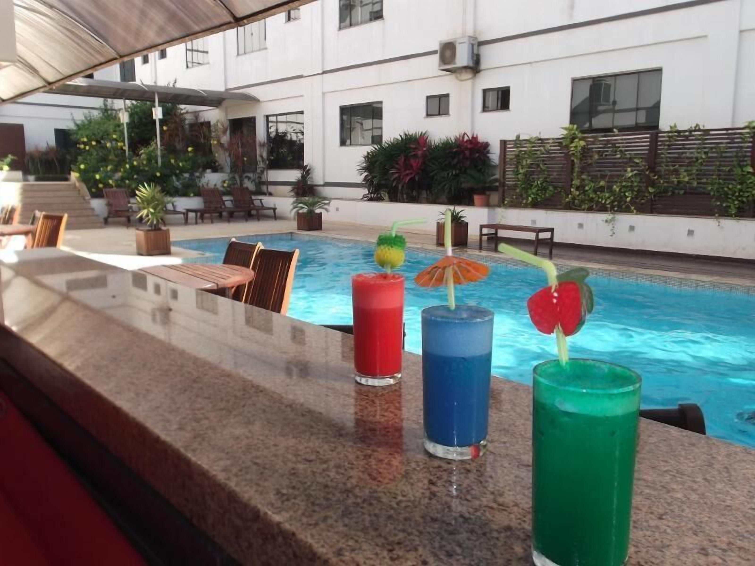 Bar tepi kolam renang