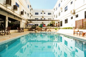 Outdoor pool, sun loungers - Atrium Confort Hotel Parauapebas (Parauapebas)