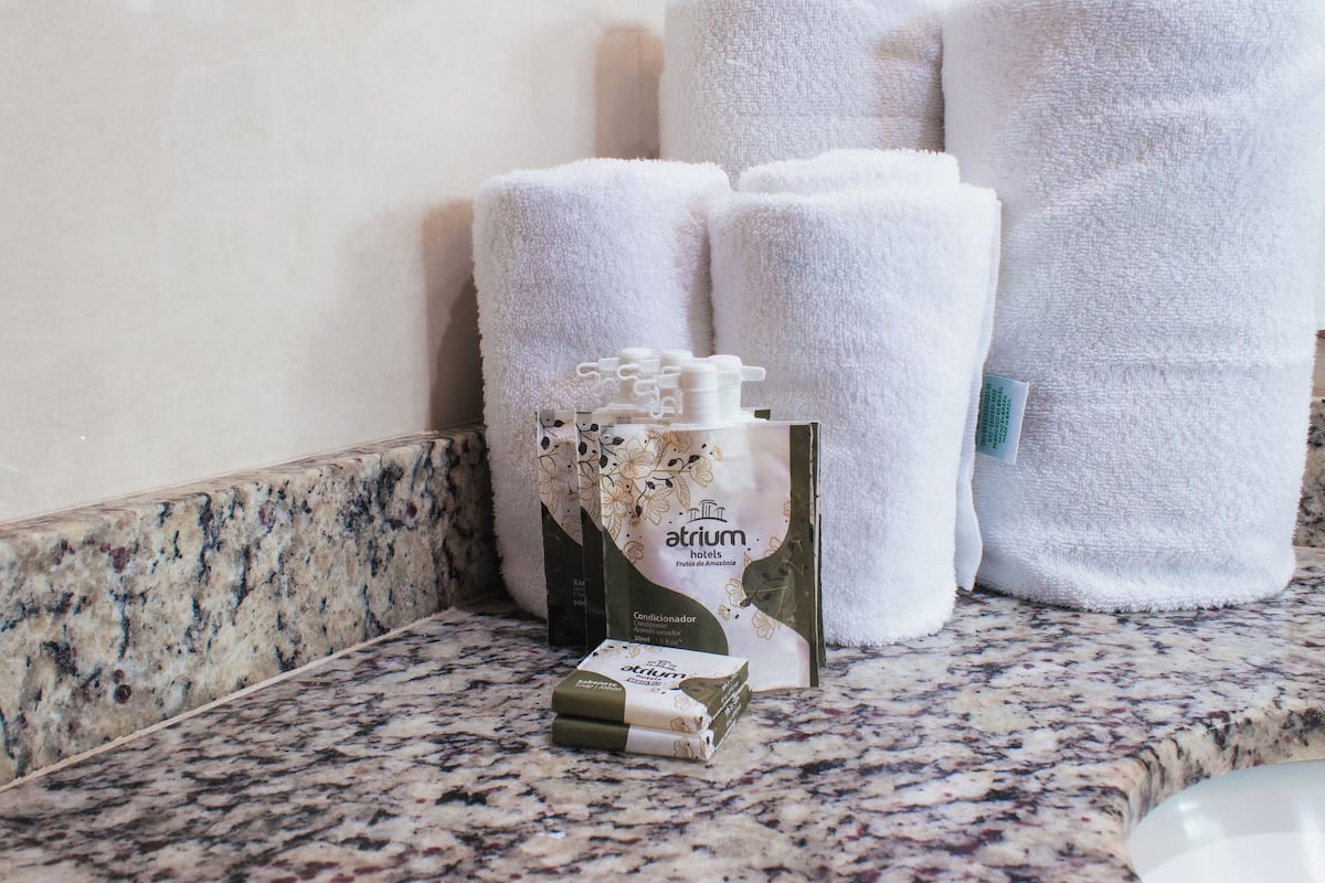 Chuveiro, produtos de toalete grátis