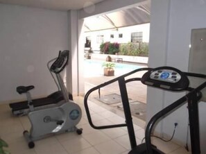 A home gym with two stationary bikes and a treadmill. - Atrium Confort Hotel Parauapebas (Parauapebas)
