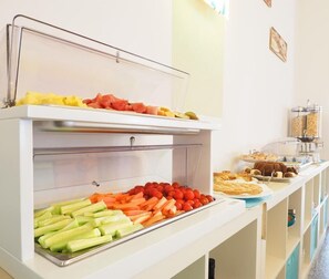 含每日吃到飽自 助式早餐