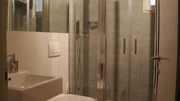 Doccia, set di cortesia gratuito, asciugacapelli, bidet