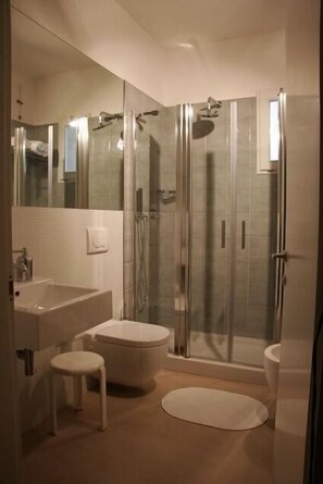 Suihku, ilmaiset hygieniatuotteet, hiustenkuivaaja, bidee
