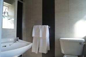 Dusche, kostenlose Toilettenartikel, Haartrockner, Handtücher