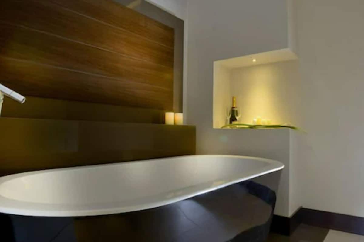 presidential suite | deep-soaking bathtub