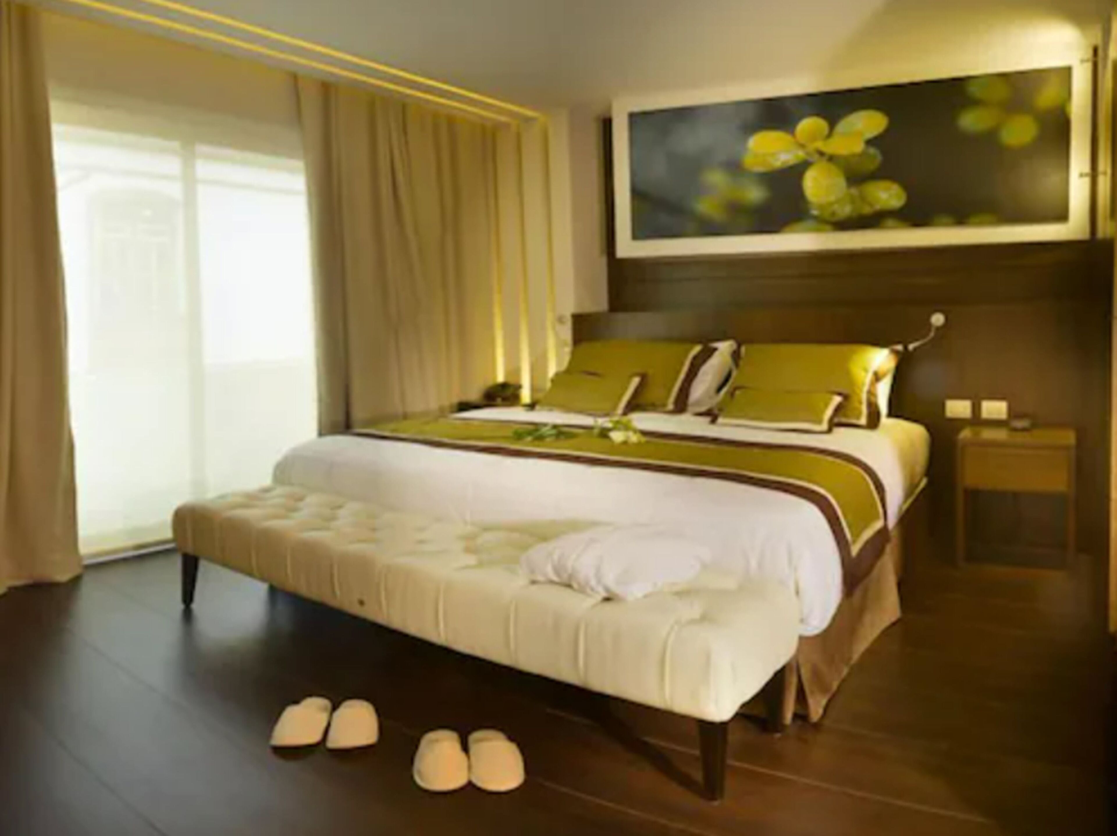 executive suite (oro verde) | premium bedding, minibar, in-room safe, desk
