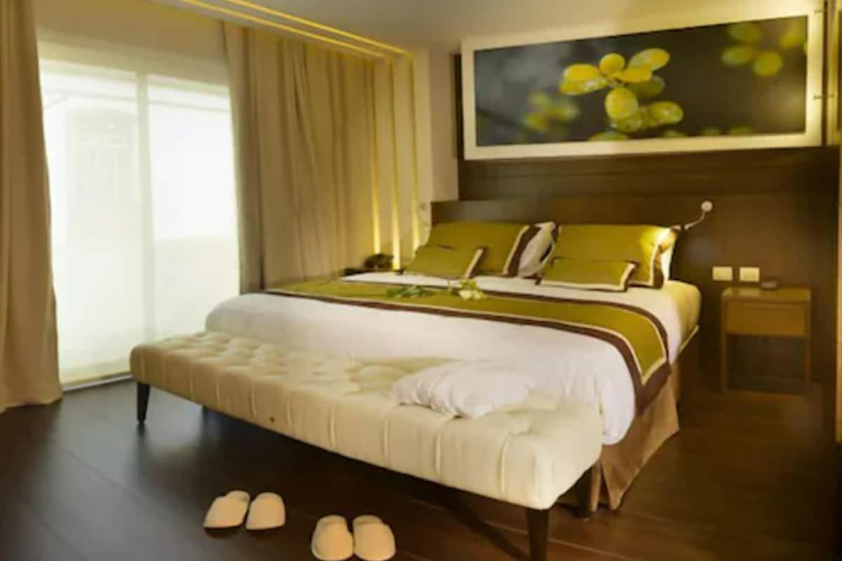 executive suite (oro verde) | premium bedding, minibar, in-room safe, desk