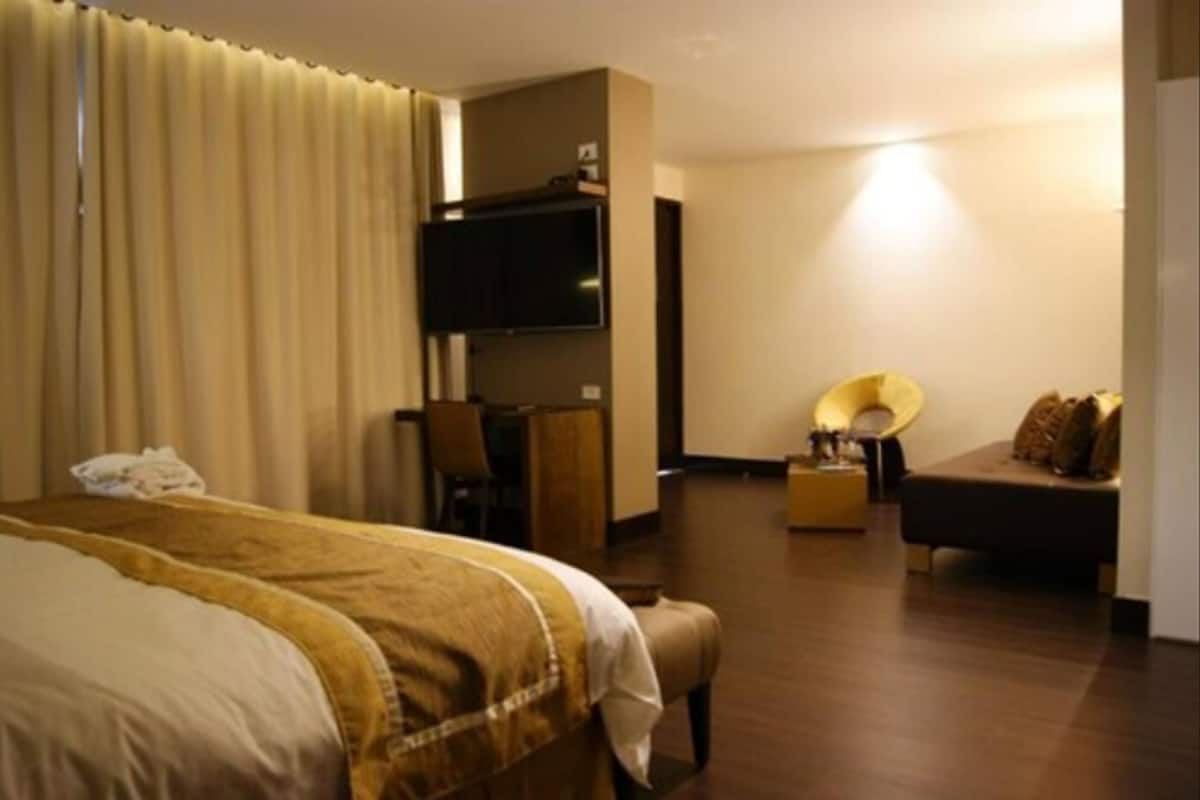 Suite Junior | Literie de qualité, minibar, coffre-fort, bureau