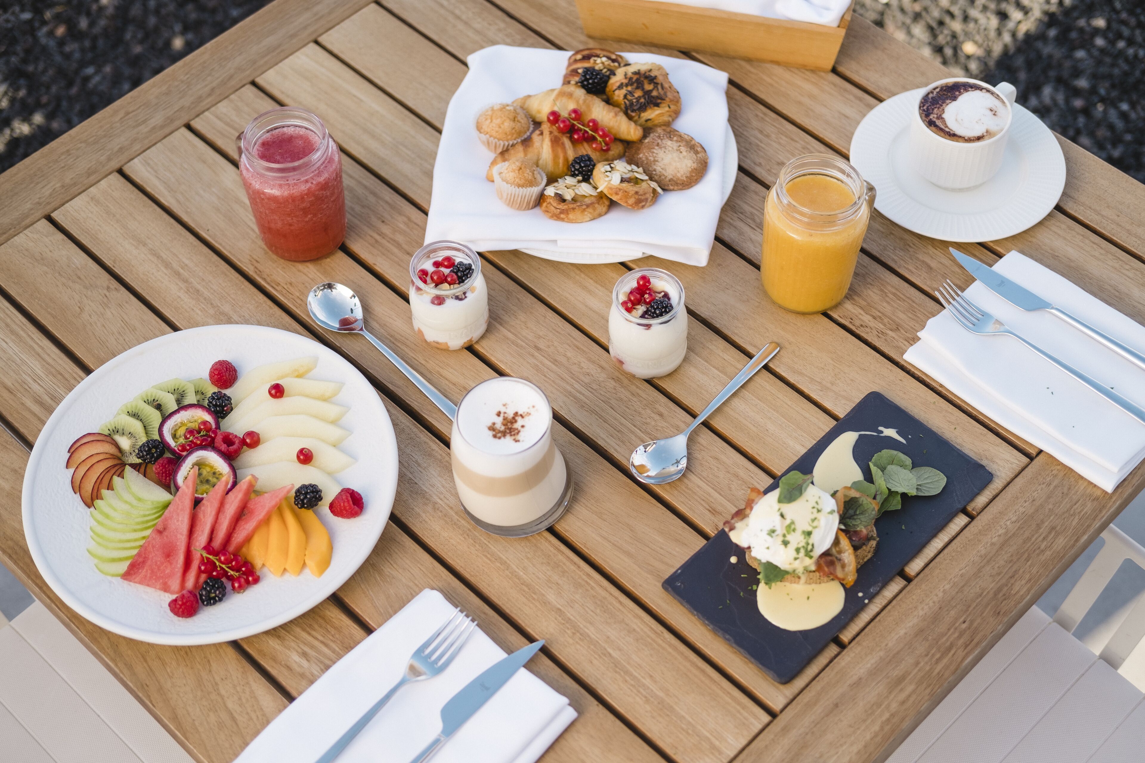 بوفيه فطور يوميًا بتكلفة قدرها (20 EUR للشخص)