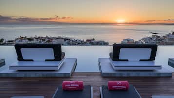 2 piscines a l'aire lliure, para-sols i gandules