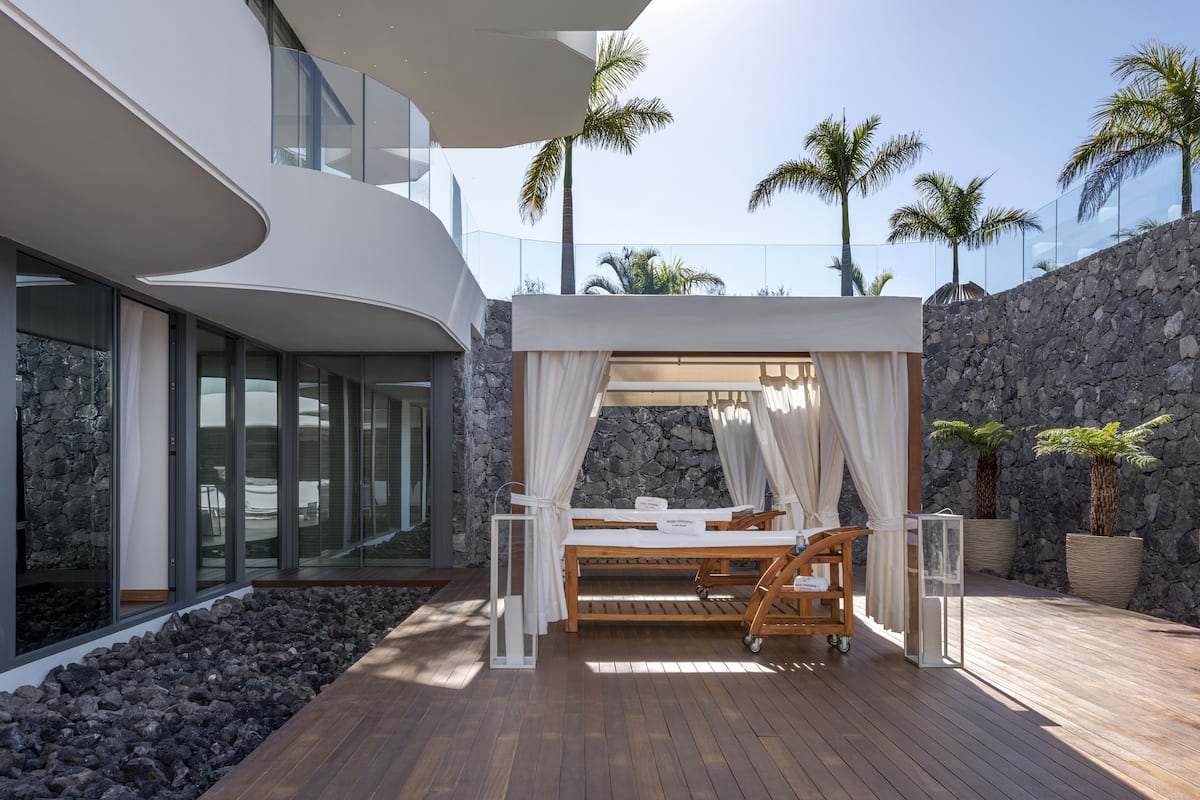 sauna, body treatments, hot stone massages, deep-tissue massages