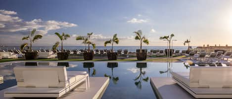 Außenpool, Sonnenschirme, Liegestühle