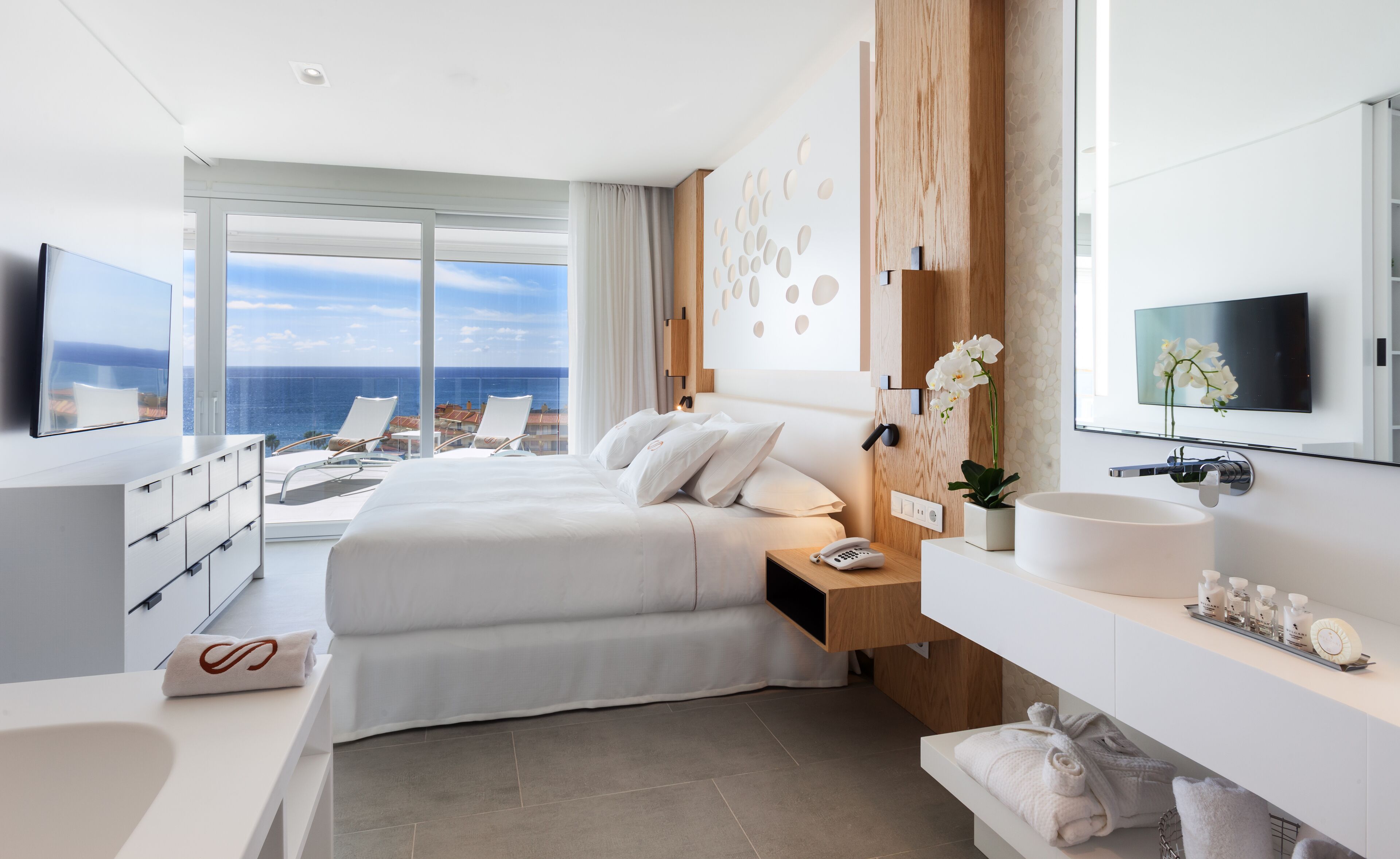 1 bedroom, egyptian cotton sheets, premium bedding, down duvets