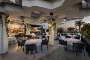 5 restaurantes: opção de café da manhã, almoço e jantar