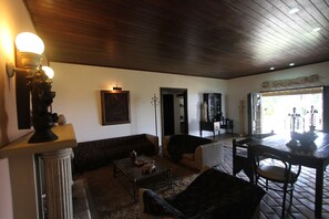 Chalet, 3 Bedrooms | Living room | TV - Hotel Highlander (Cha Grande)