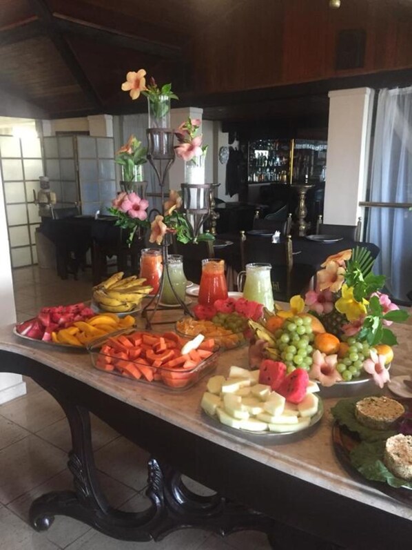 Free daily buffet breakfast  - Hotel Highlander (Cha Grande)