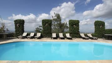 2 outdoor pools, pool loungers