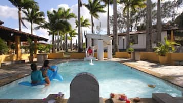 2 outdoor pools, pool loungers