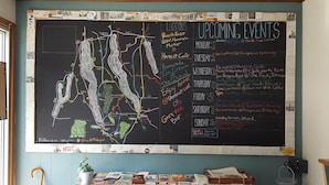 Un tableau noir avec une carte et une liste des événements à venir.