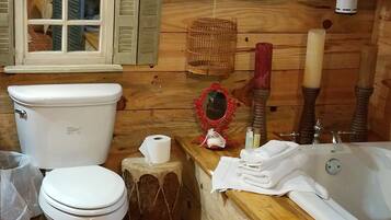 Carriage House | Bagno | Combinazione doccia/vasca, asciugacapelli, asciugamani, shampoo