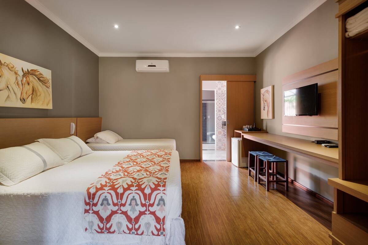 Een minibar, een bureau, gratis wifi