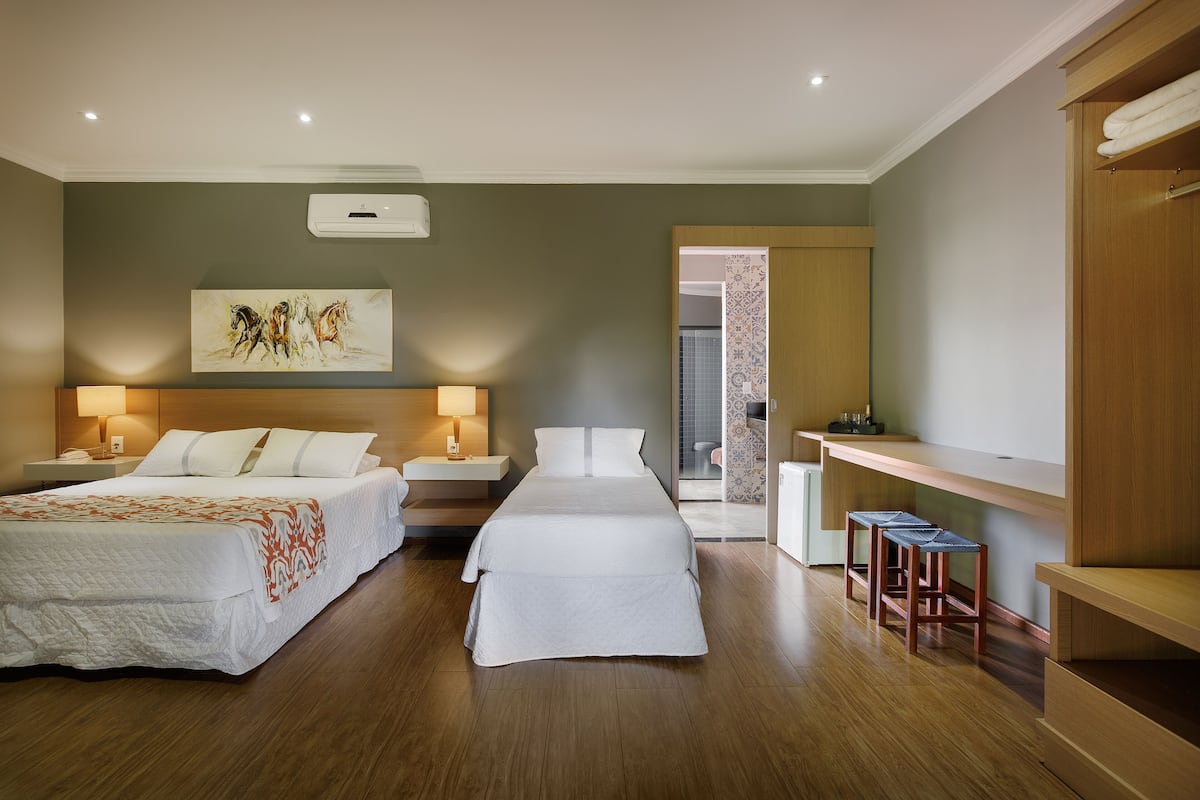 Familiekamer | Een minibar, een bureau, gratis wifi
